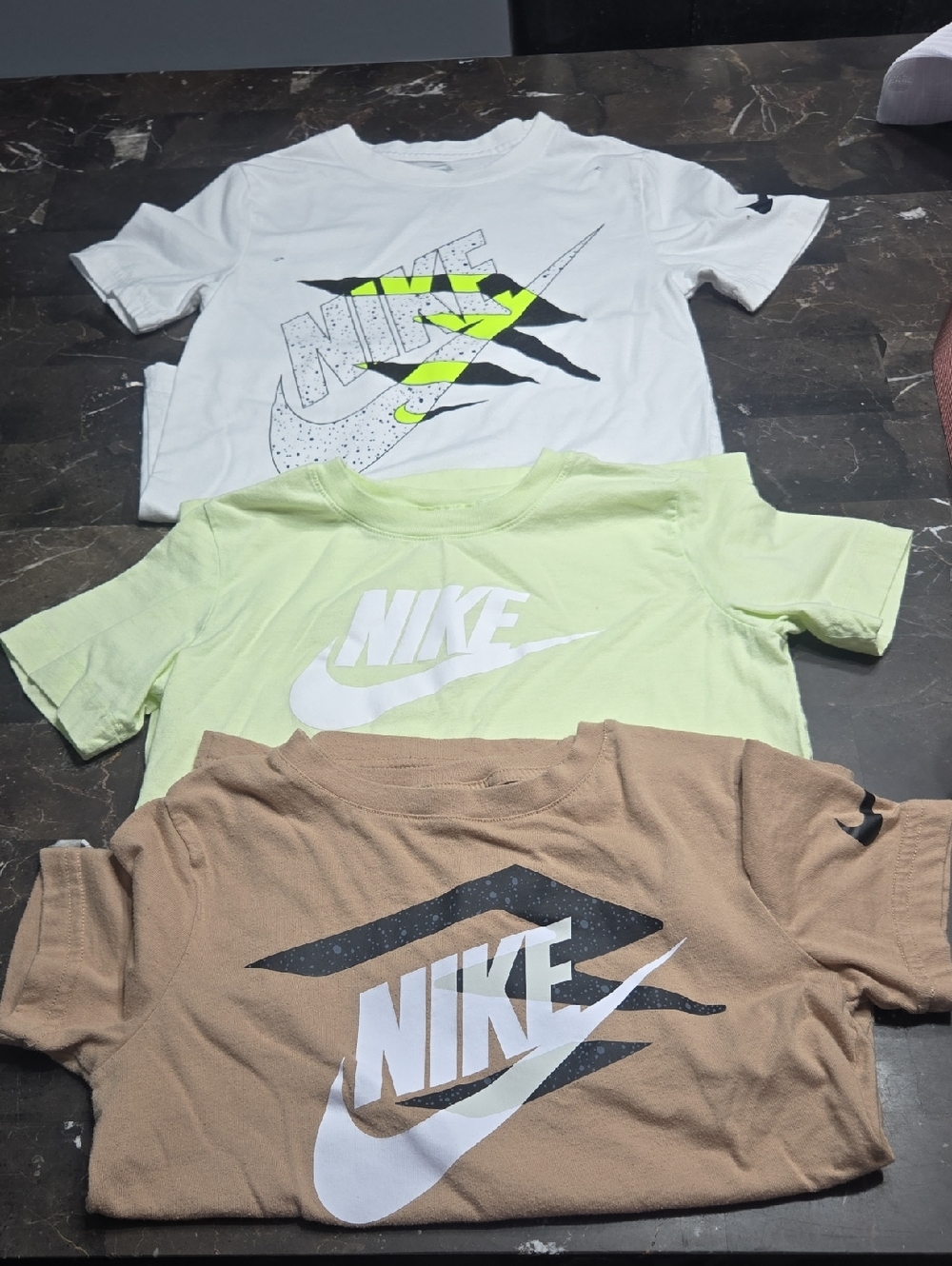 Nike Kids Short Sleeve Tee Trio in White, Light Green, Brown **see Description